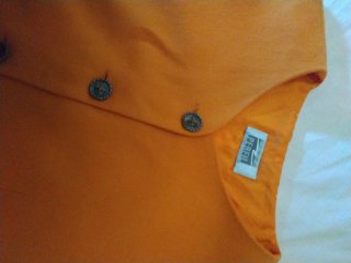 Chaleco naranja con botones