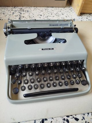 Máquina de escribir Hispano Olivetti Pluma 22
