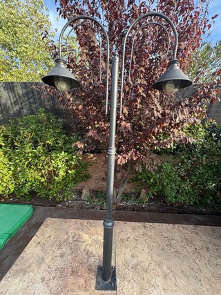 Farol de jardín metálico gris