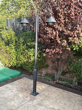 Farol de jardín metálico gris