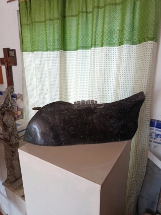 Escultura moderna en piedra