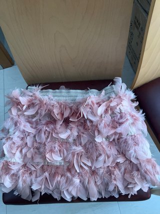Falda de plumas rosa y beige