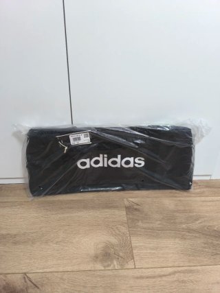 Mochila deportiva Adidas negra nueva