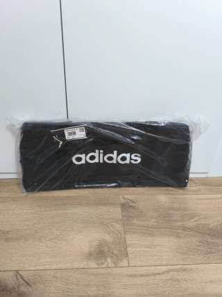 Mochila deportiva Adidas negra nueva