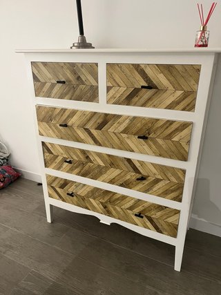 Cómoda blanca con cajones decorados