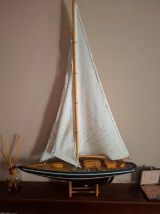 Velero de madera decorativo