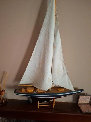 Velero de madera decorativo
