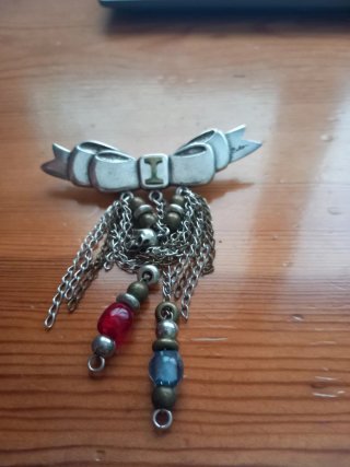 Broche Ciclón Lazo con Colgantes