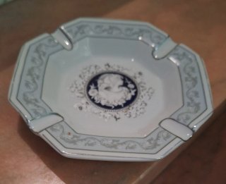 Cenicero de porcelana de la marca VENETIAN LAGOON.