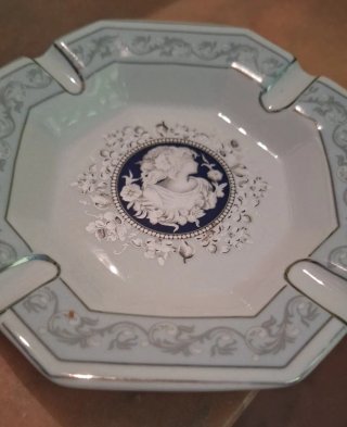 Cenicero de porcelana de la marca VENETIAN LAGOON.