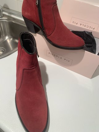 Botas de ante grqnates  para mujer. nuevas