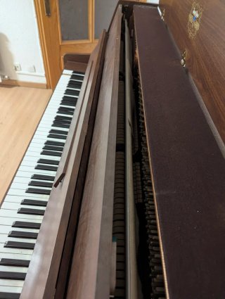 Piano de Pared Kawai Marrón