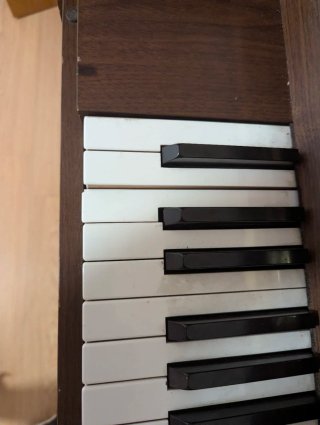 Piano de Pared Kawai Marrón