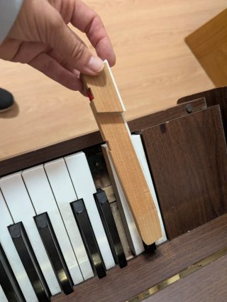 Piano de Pared Kawai Marrón