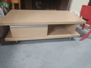 Mueble de madera con dos puertas