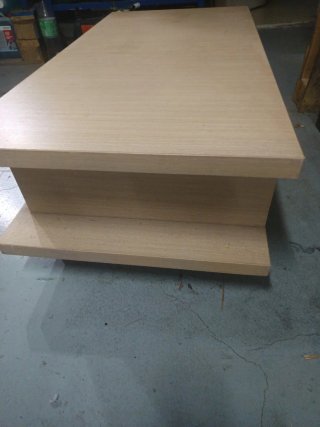 Mueble de madera con dos puertas
