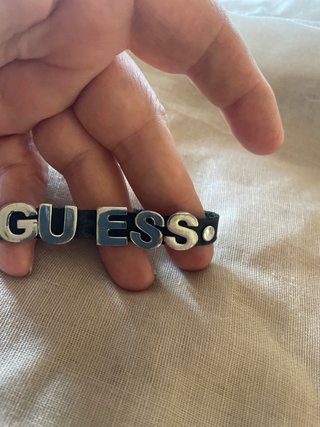 Pulsera Guess con letras plateadas
