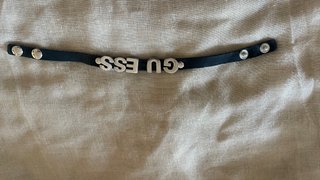 Pulsera Guess con letras plateadas