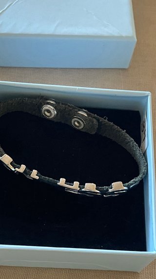 Pulsera Guess con letras plateadas