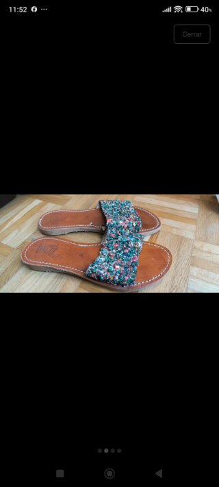 Sandalias de cuero blancas y de piedrecitas.