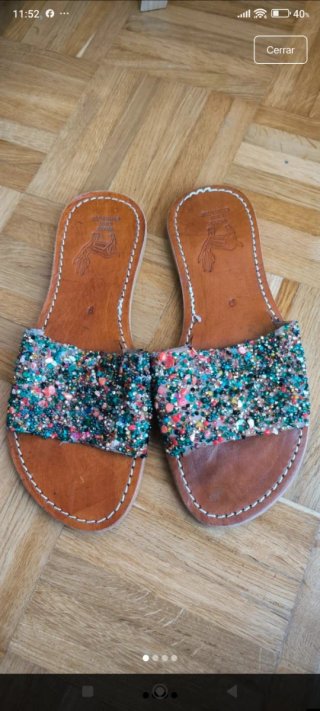 Sandalias de cuero blancas y de piedrecitas.