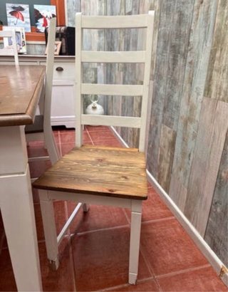 Mesa de comedor con 5 sillas blancas