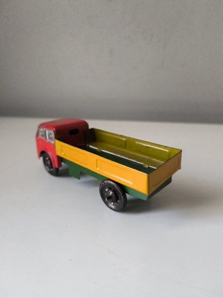 Camióncito de juguete antiguo