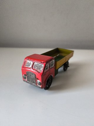 Camióncito de juguete antiguo