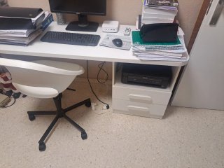 Mesa de escritorio larga de madera