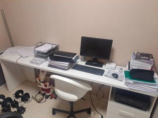 Mesa de escritorio larga de madera