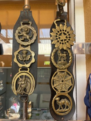 Colgantes de cuero y latón con adornos