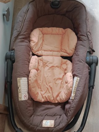 Silla coche recién nacido marrón y rosa