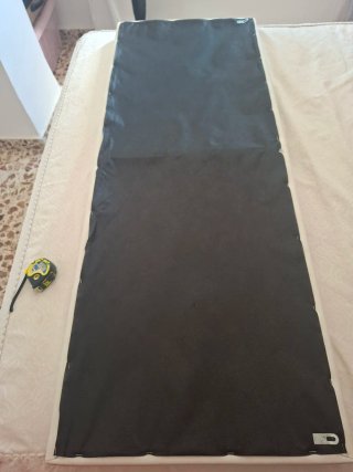 Cabezal de cama blanco con detalles plateados