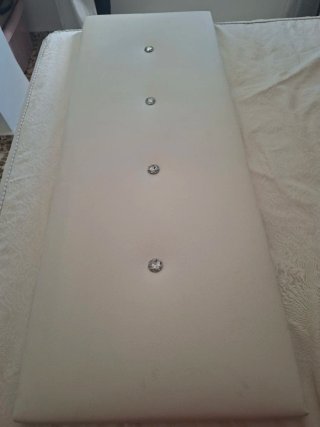 Cabezal de cama blanco con detalles plateados