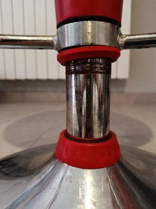 Taburetes rojos regulables (2 unidades)