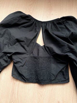Top Zara negro pompelín manga abullonada