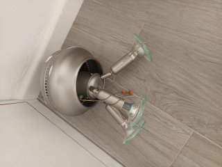 Ventilador de techo plateado con luces