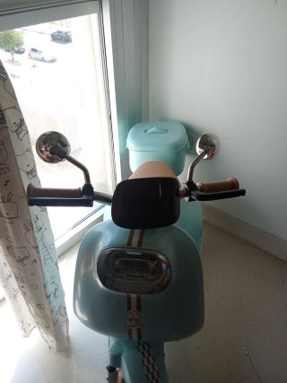 Moto Eléctrica Infantil Azul y Beige
