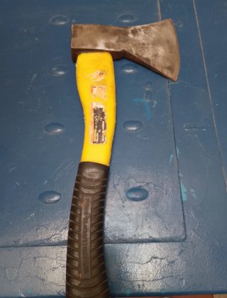 Hacha de hierro afilada