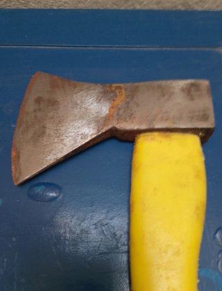 Hacha de hierro afilada
