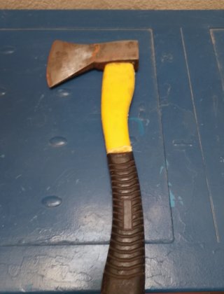 Hacha de hierro afilada