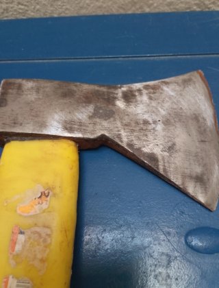 Hacha de hierro afilada