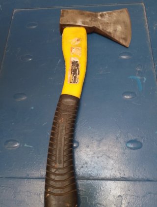 Hacha de hierro afilada
