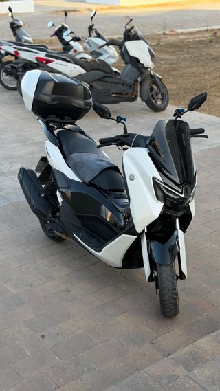 Yamaha Nmax Scooter Negro y Blanco