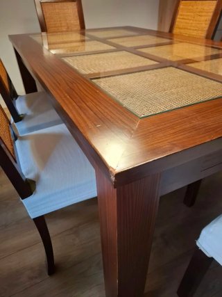 Mesa de comedor de madera y cristal