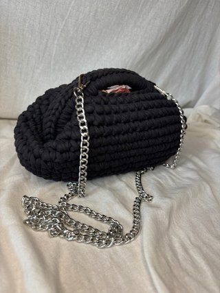 Borsa clutch uncinetto nera con tracolla argento