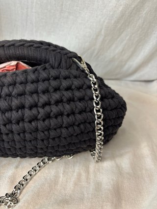Borsa clutch uncinetto nera con tracolla argento