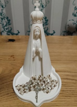 Virgen de Fátima con corona y rosario