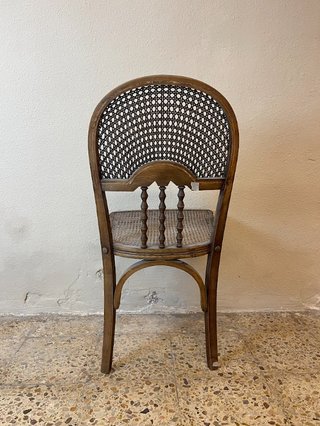 Silla de madera antigua sin 2 patas
