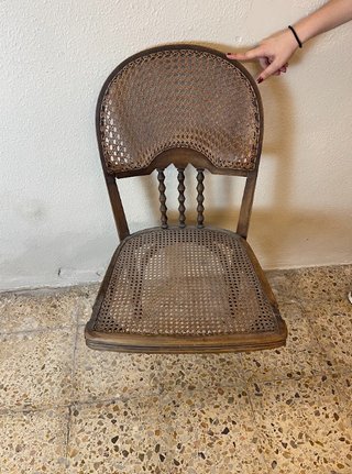 Silla de madera antigua sin 2 patas